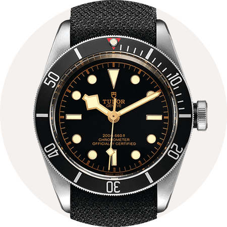 Montre TUDOR Black Bay sur un fond beige.